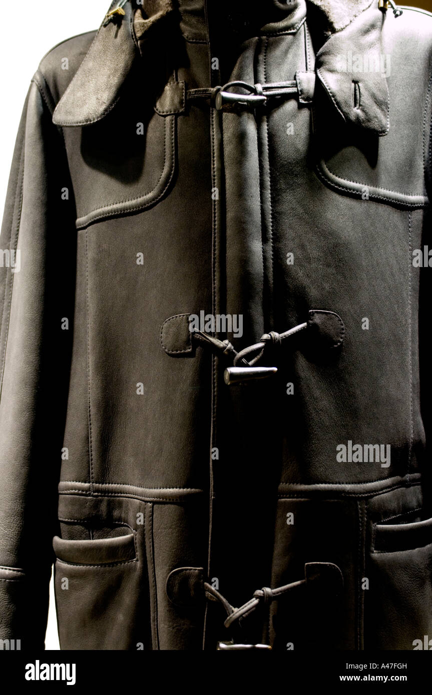 Mannequin portant un manteau d'hiver en cuir noir avec fermeture bouton  type d'os en vitrine Photo Stock - Alamy