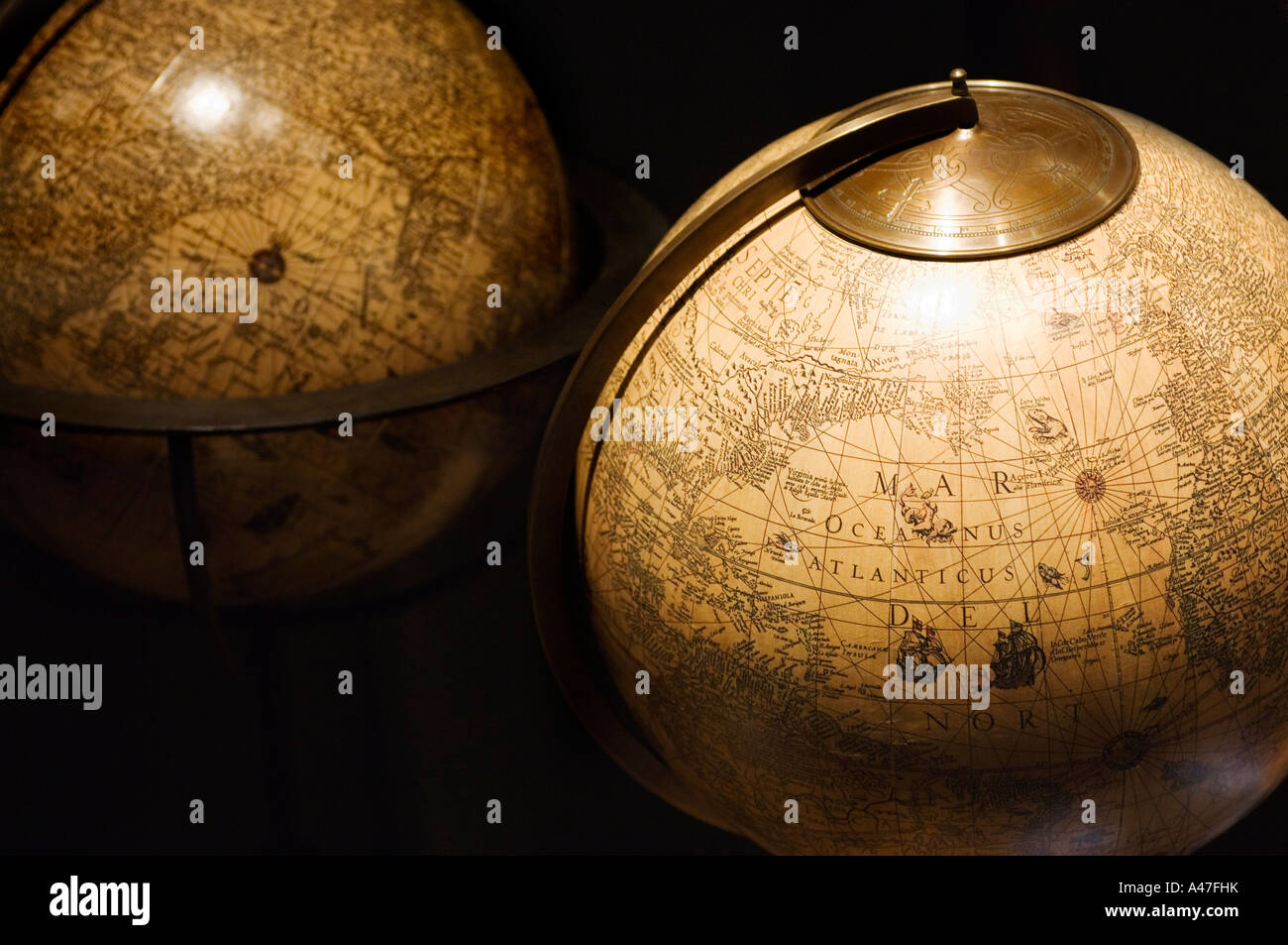 Deux vieux monde globe terrestre l'élaboration d'une ancienne vue de la terre avec des lampes en laiton Banque D'Images