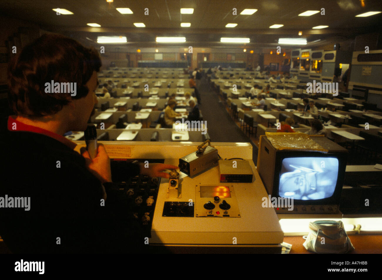 Numéro de l'appelant avec micro ball bingo machine south london 1984 1984 Banque D'Images