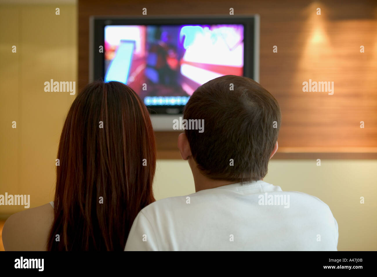 Couple watching television Banque D'Images