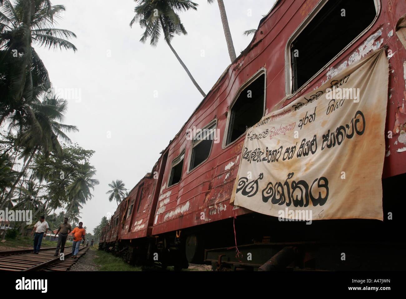 Former des entraîneurs qui ont été endommagés dans le tsunami ont été mis sur l'affichage près d'un an après le tsunami a frappé le Sri Lanka Banque D'Images