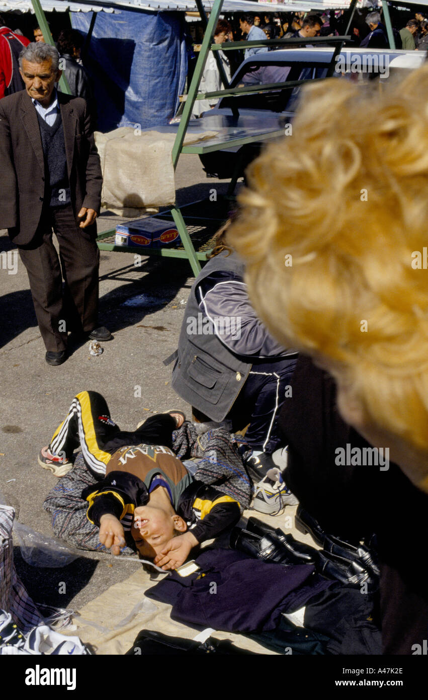 Un jeune garçon atteint d'une épilepsie dans un marché de rue au Monténégro Banque D'Images