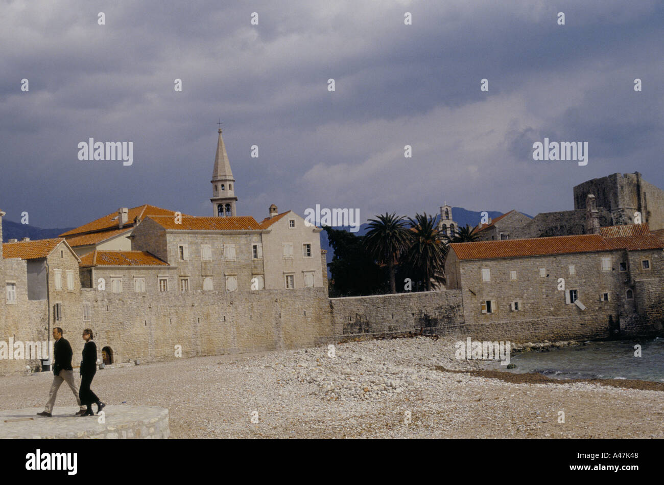 Couple en train de marcher autour de la ville balnéaire historique de Budva Monténégro Banque D'Images