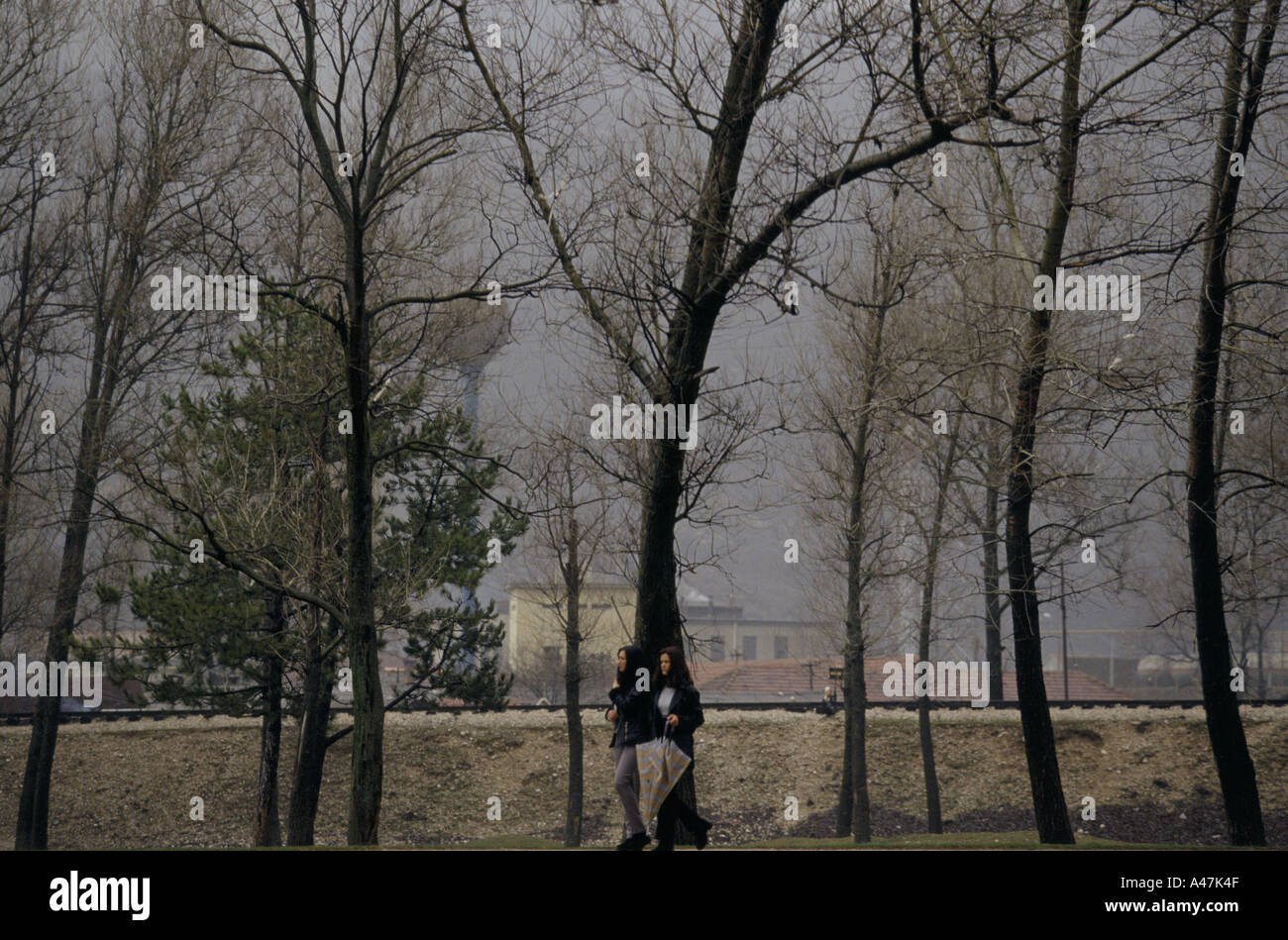 Deux filles promenade à travers un parc à Niksic Monténégro Banque D'Images