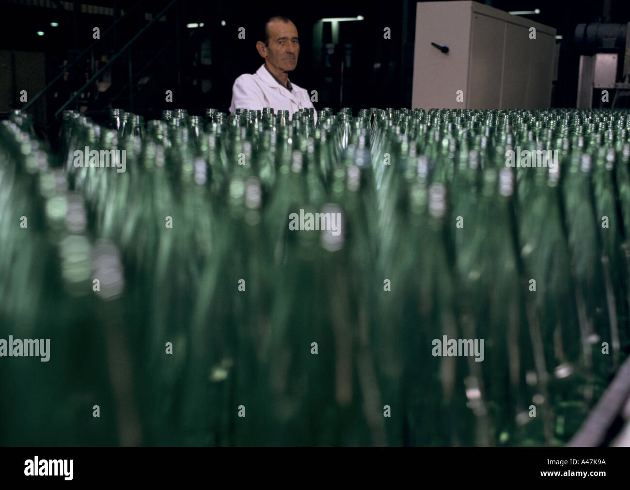 À l'intérieur de l'usine d'embouteillage de Perrier vergese france Banque D'Images