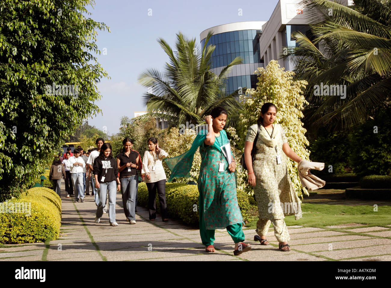 Les jeunes femmes indiennes qui travaillent dans l'industrie de la porter des vêtements traditionnels à la Campus d'Infosys à Bangalore en Inde Banque D'Images