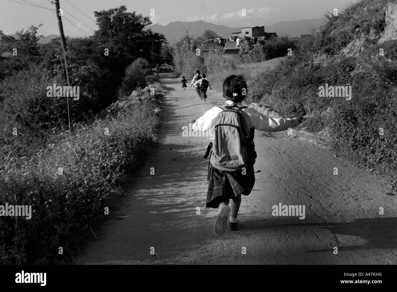 Une jeune fille à l'école formelle est tenue à son école dans un village rural à l'extérieur de Katmandou au Népal Banque D'Images