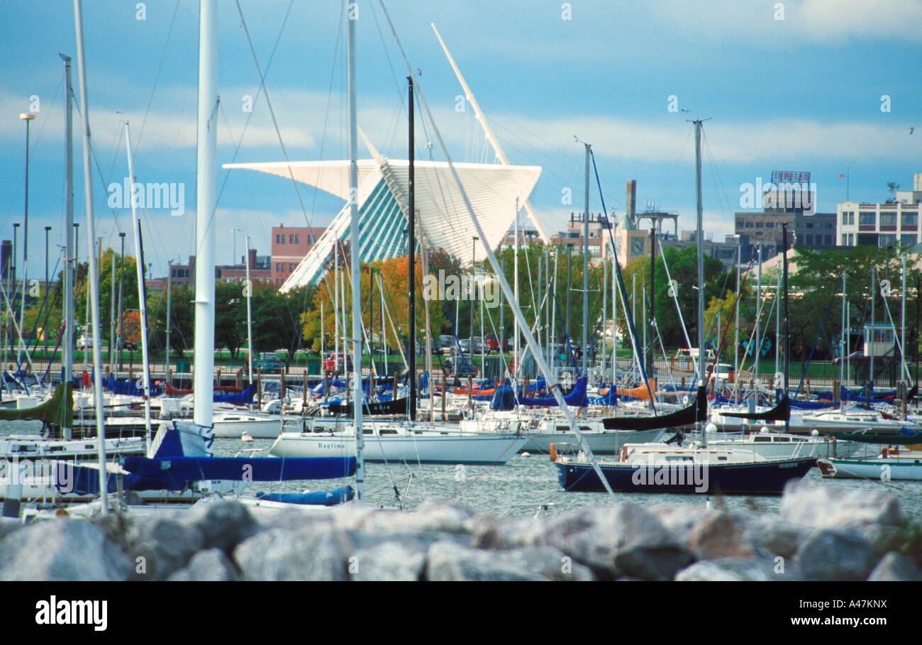 Bateaux dans McKinley Marina avec Calatrava aile de Milwaukee Art Museum en arrière-plan Milwaukee Wisconsin USA Banque D'Images