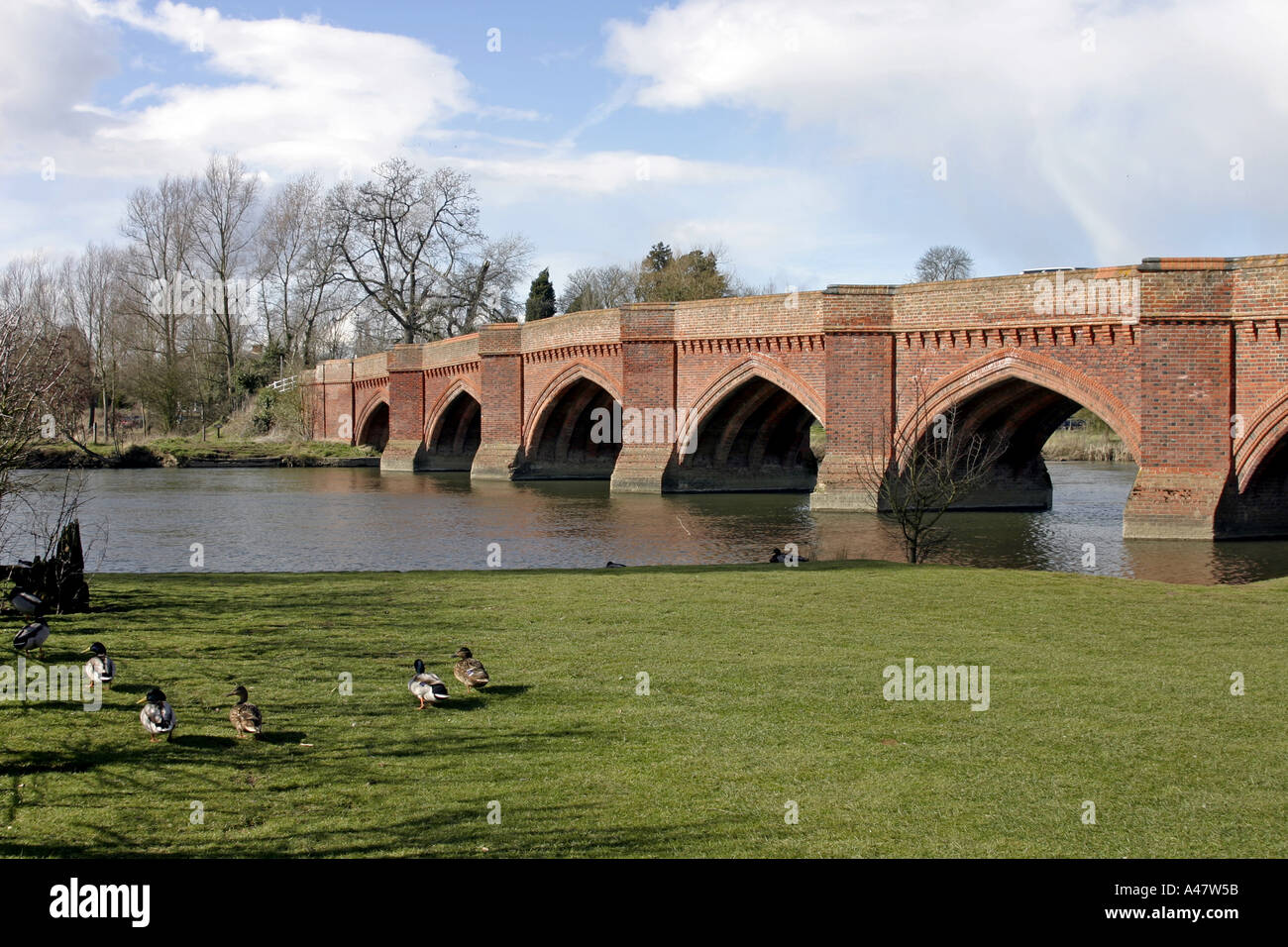 Pont sur la Tamise avec des canards à Clifton Hampden Oxfordshire England conçu par Sir George Gilbert Scott en 1857 Banque D'Images