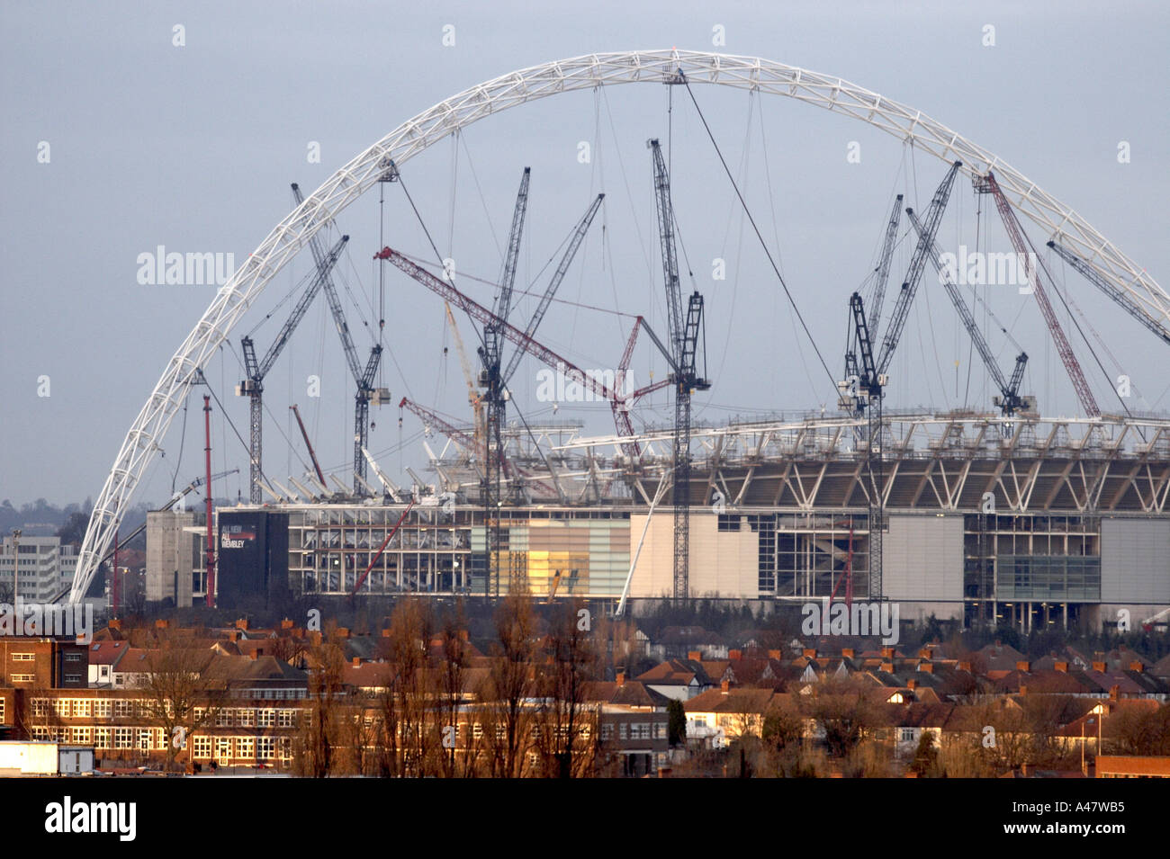 Nouveau Stade de Wembley en construction en janvier 2005 à près de l'arche et les grues sur les toits du sud à la tombée de L Banque D'Images