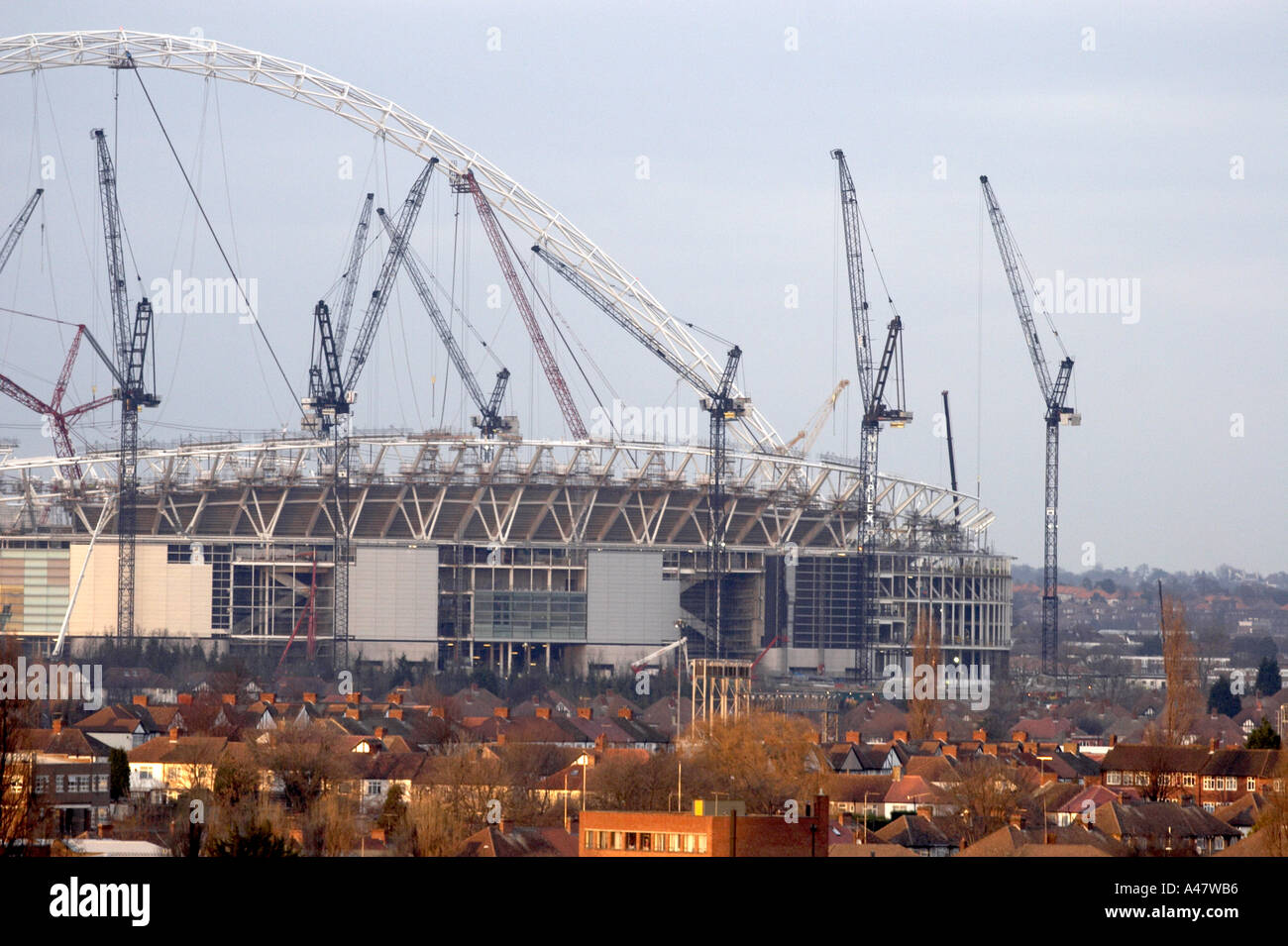 Nouveau Stade de Wembley en construction en janvier 2005 à près de l'arche et les grues sur les toits du sud à la tombée de L Banque D'Images