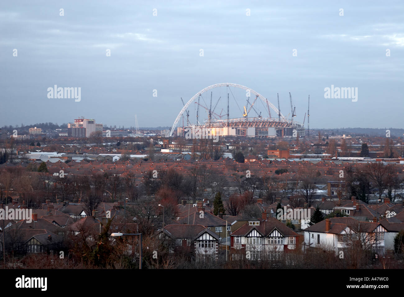 Nouveau Stade de Wembley en construction en janvier 2005 à près de l'arche et les grues sur les toits du sud à la tombée de L Banque D'Images