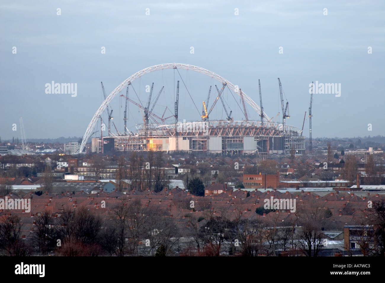 Nouveau Stade de Wembley en construction en janvier 2005 à près de l'arche et les grues sur les toits du sud à la tombée de L Banque D'Images