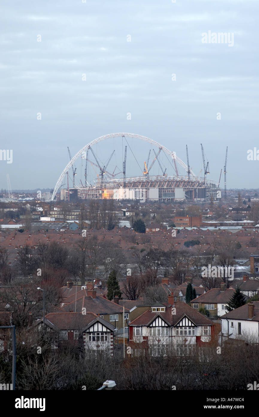 Nouveau Stade de Wembley en construction en janvier 2005 à près de l'arche et les grues sur les toits du sud à la tombée de L Banque D'Images