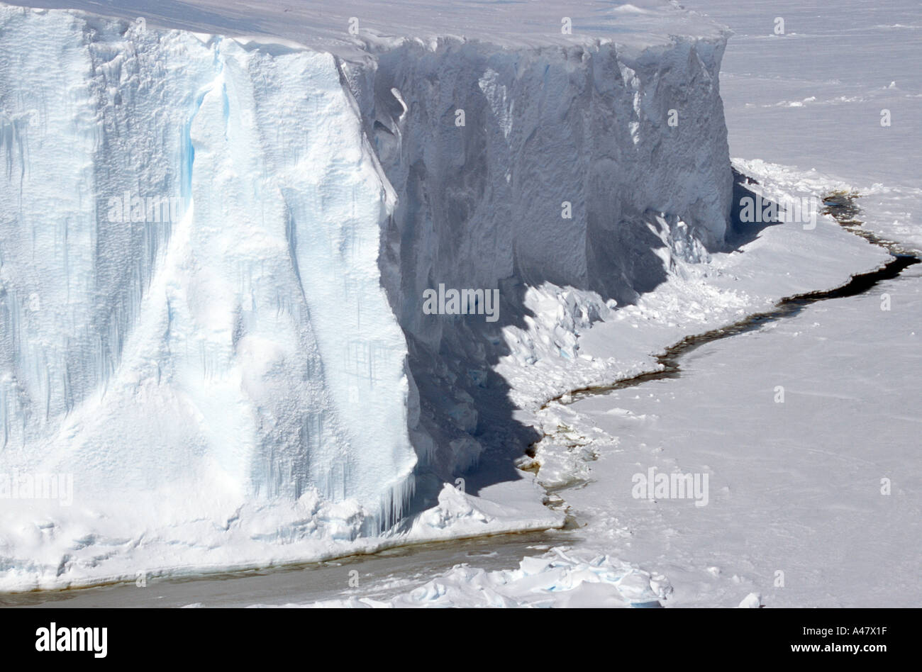Iceberg tabulaire situé dans la banquise côtière, Riiser Larsen Ice Shelf, l'Antarctique Banque D'Images