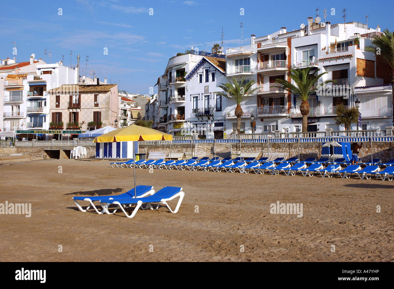 Vue panoramique sur le front de mer et plage de Sitges CATALOGNE CATALOGNE CATALOGNE Costa Dorada España Espagne Europe Banque D'Images