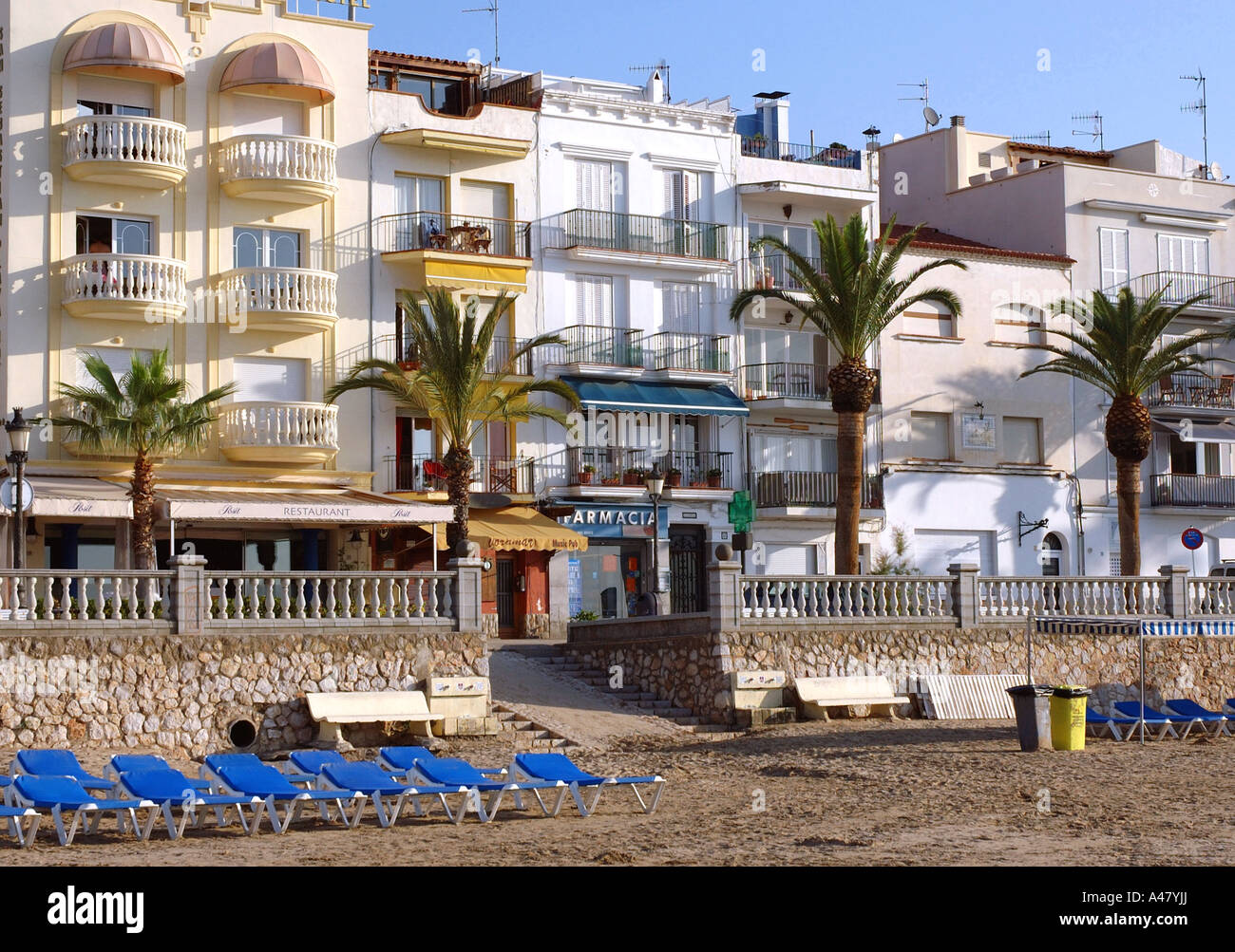 Vue panoramique sur le front de mer et plage de Sitges CATALOGNE CATALOGNE CATALOGNE Costa Dorada España Espagne Europe Banque D'Images