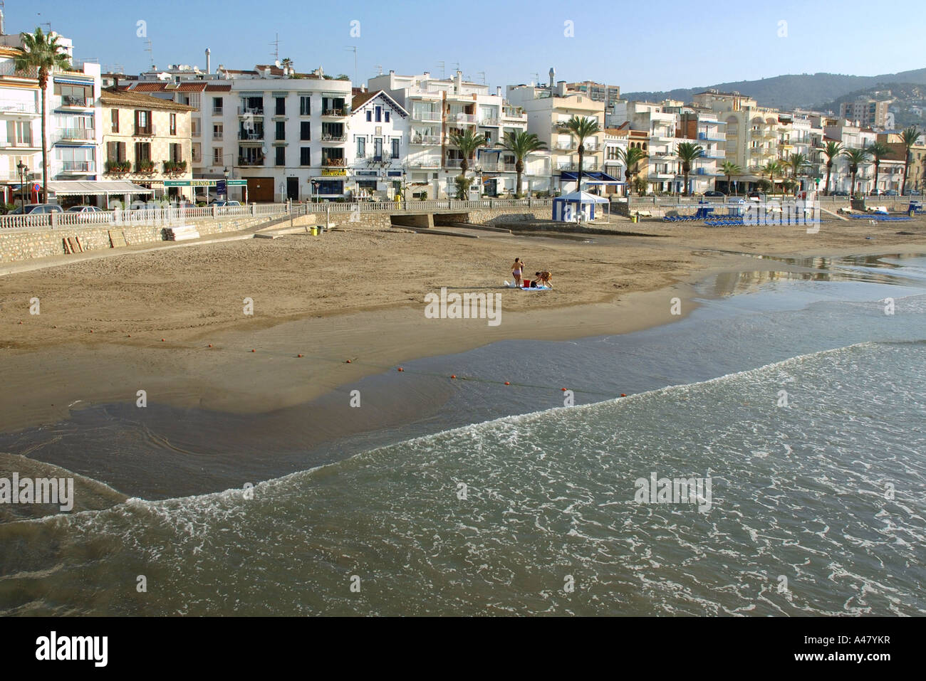 Vue panoramique sur le front de mer et plage de Sitges CATALOGNE CATALOGNE CATALOGNE Costa Dorada España Espagne Europe Banque D'Images