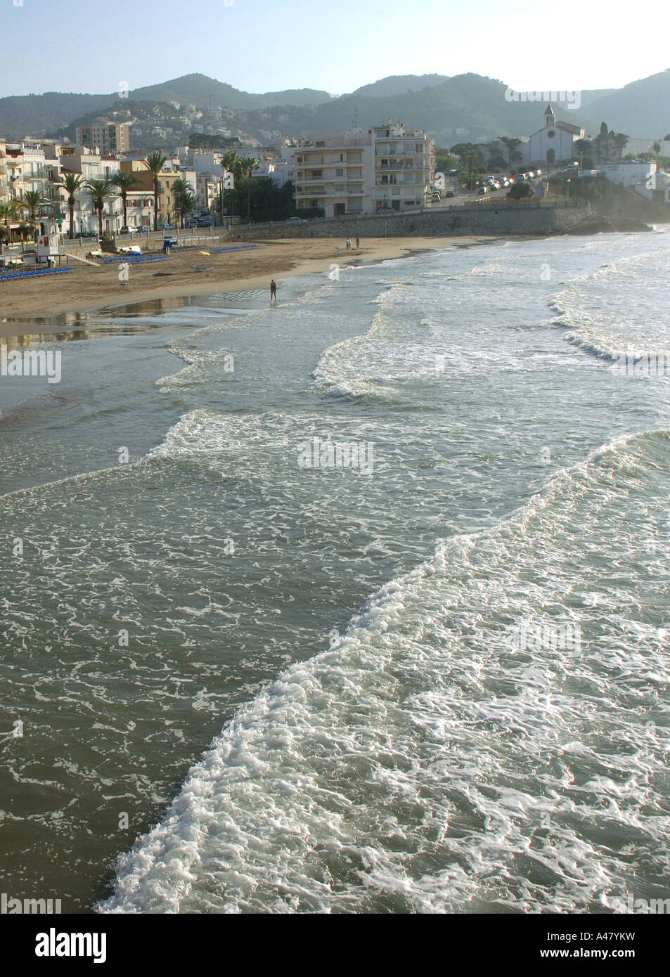 Vue panoramique sur le front de mer et plage de Sitges CATALOGNE CATALOGNE CATALOGNE Costa Dorada España Espagne Europe Banque D'Images