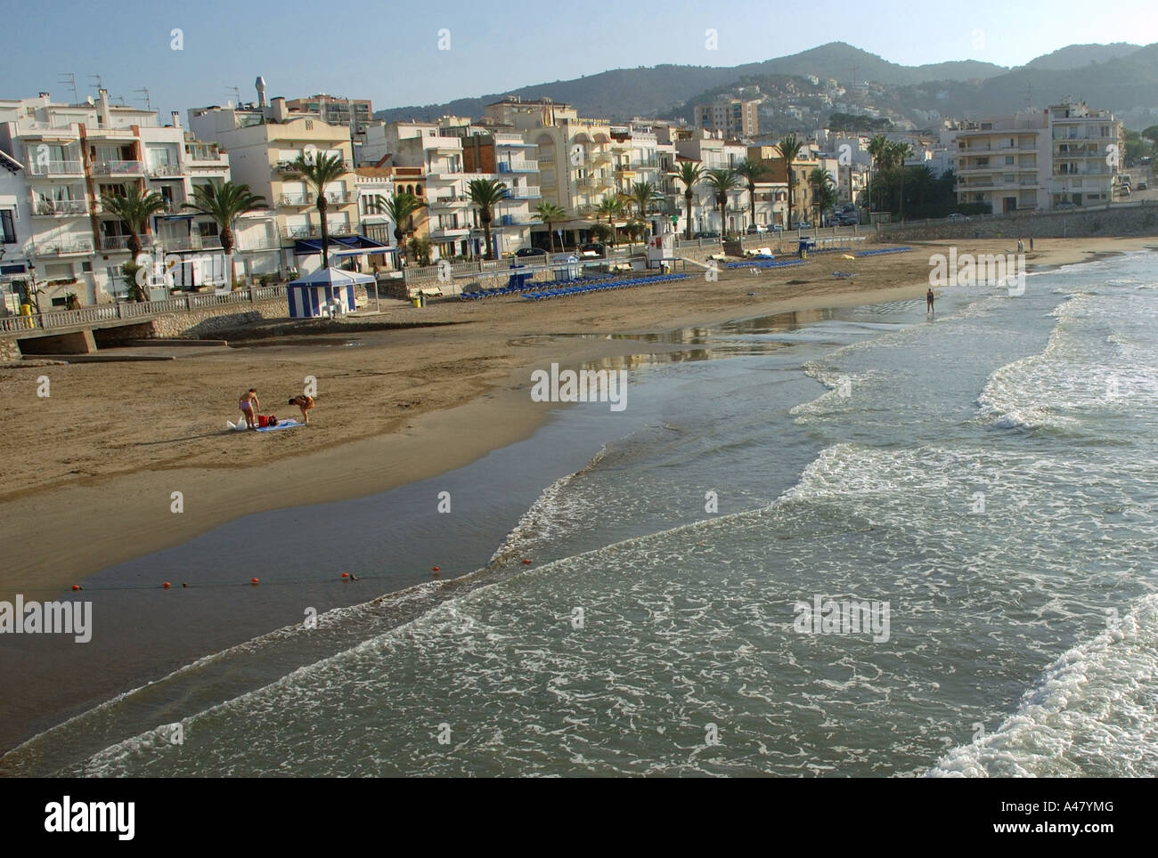 Vue panoramique sur le front de mer et plage de Sitges CATALOGNE CATALOGNE CATALOGNE Costa Dorada España Espagne Europe Banque D'Images