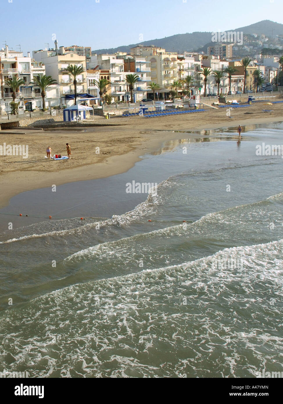 Vue panoramique sur le front de mer et plage de Sitges CATALOGNE CATALOGNE CATALOGNE Costa Dorada España Espagne Europe Banque D'Images