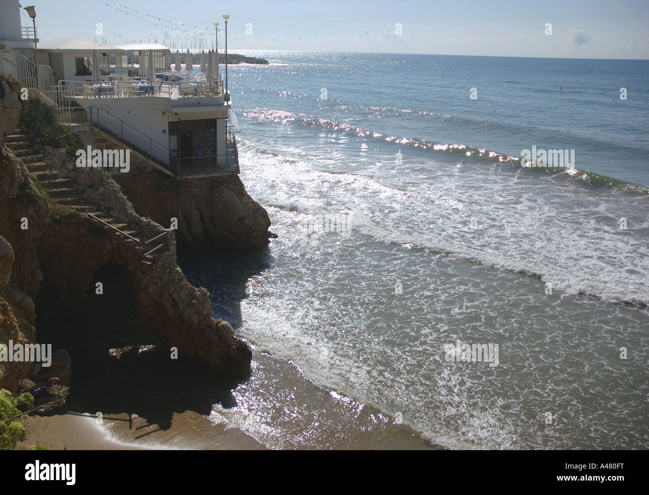Vue panoramique sur le front de mer et plage de Sitges CATALOGNE CATALOGNE CATALOGNE Costa Dorada España Espagne Europe Banque D'Images