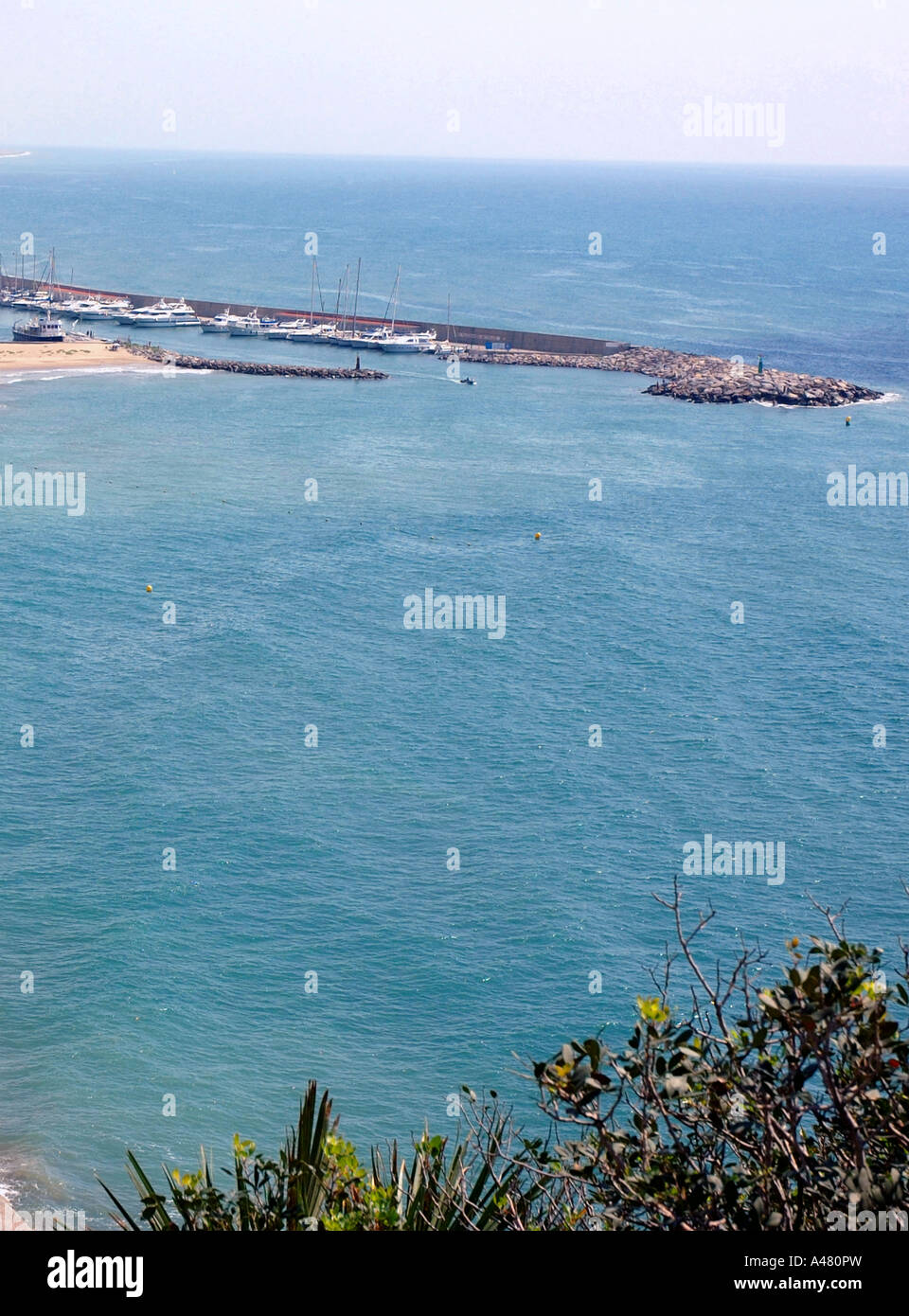 Vue panoramique sur le port de mer & plage de Sitges CATALOGNE CATALOGNE CATALOGNE Costa Dorada España Espagne Europe Banque D'Images