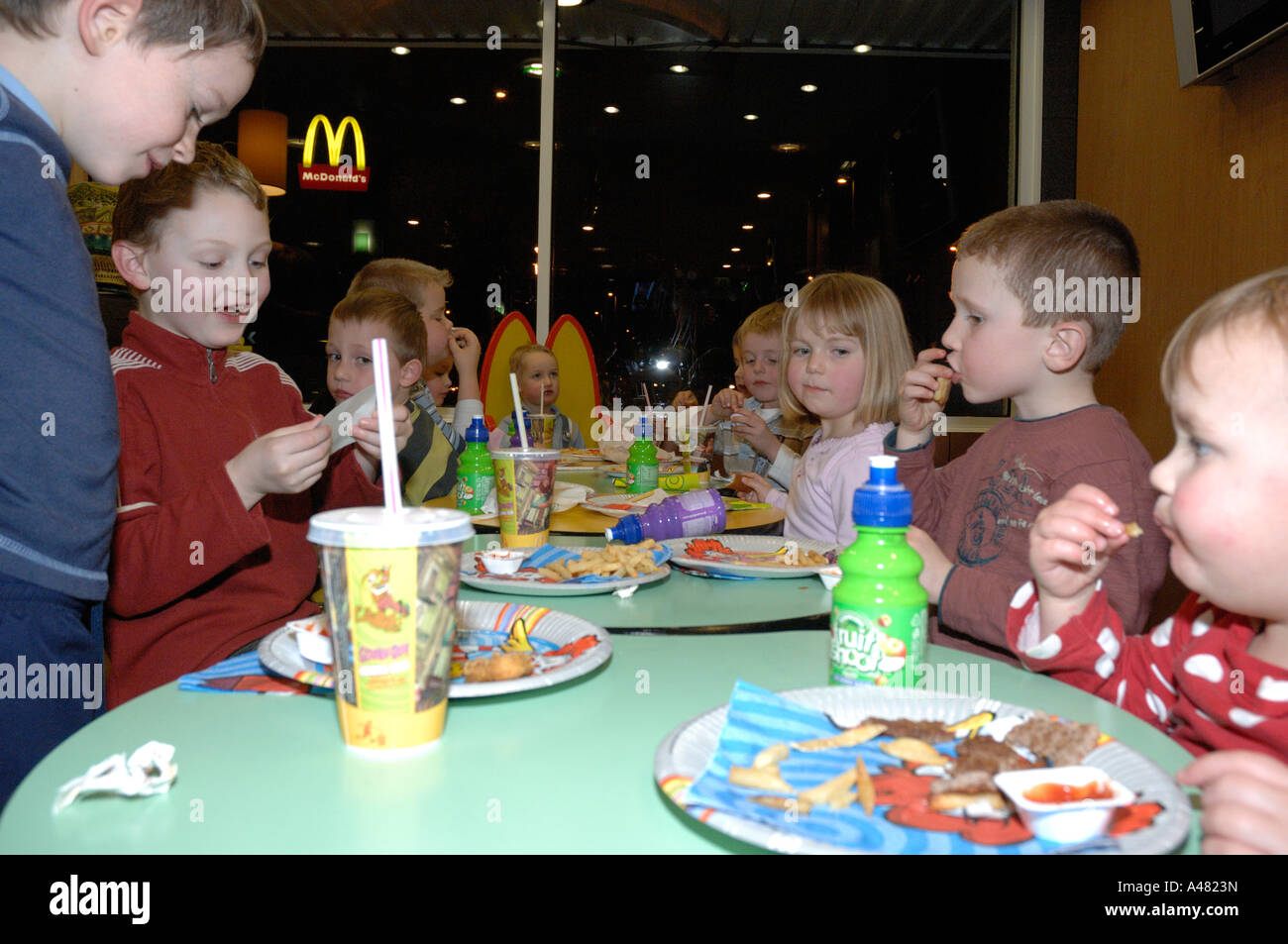 Les Enfants S Anniversaire Mcdonalds Haverfordwest Pembrokeshire Wales Uk Europe Photo Stock Alamy Les Enfants S Anniversaire Mcdonalds Haverfordwest Pembrokeshire Wales Uk Europe Photo Stock Alamy