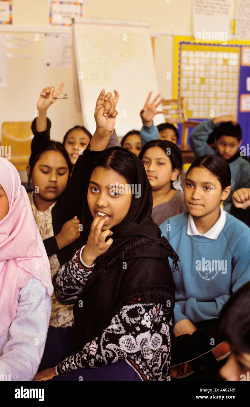 Les jeunes garçons et filles dans une école primaire de six ans dans la classe est de Londres Banque D'Images