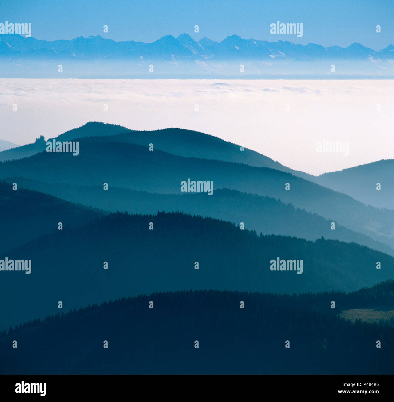 Montagnes dans la brume Banque D'Images