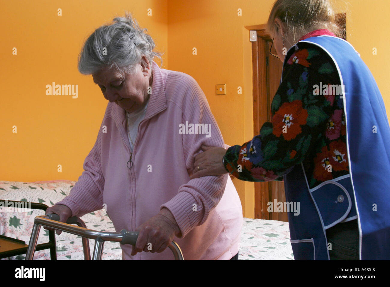 Après sa garde à la mère malade et personnes âgées Santé modes de vie au Pays de Galles Banque D'Images