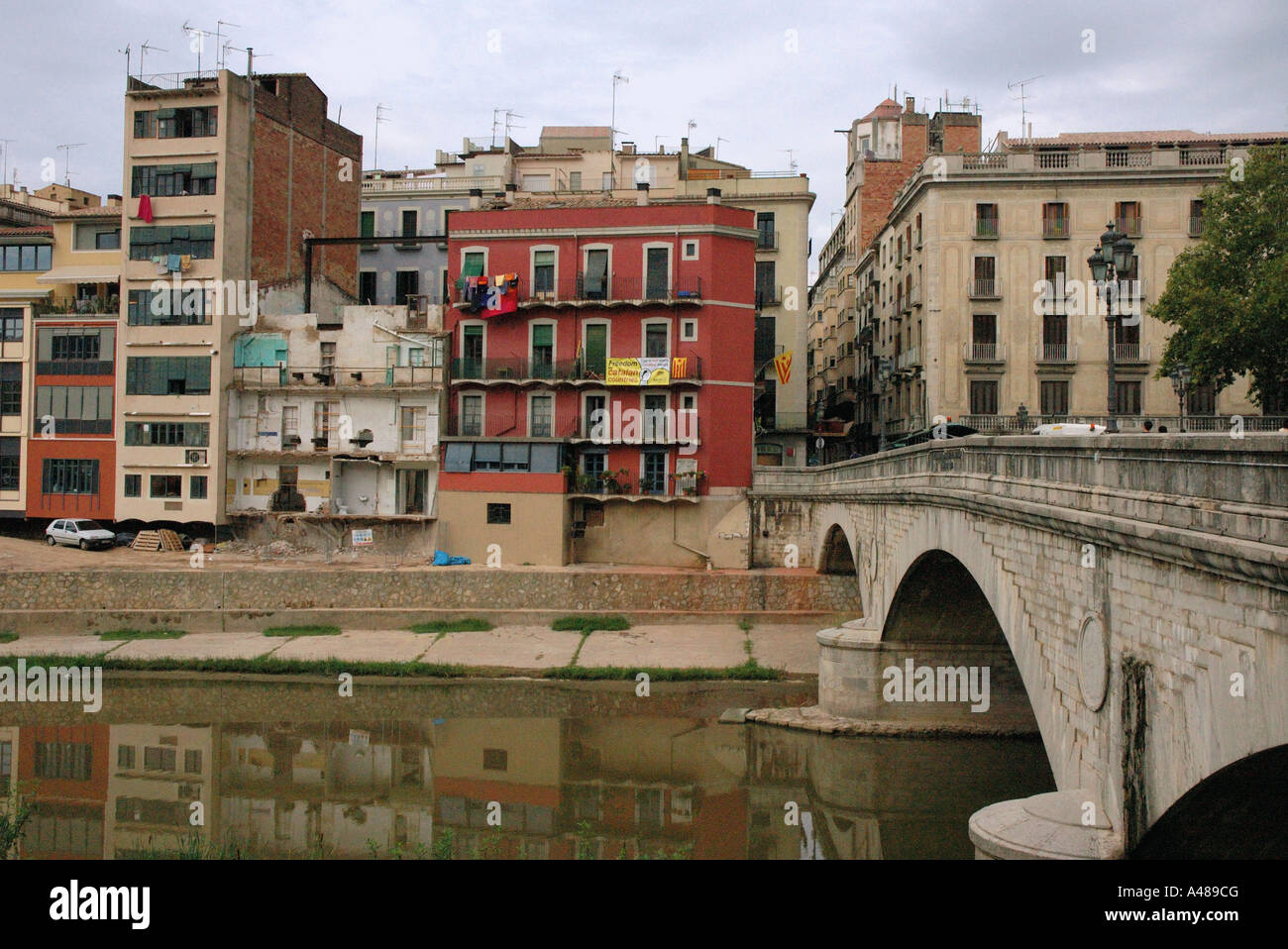 Vue panoramique de cas caractéristique de l'Onyar Gérone Gérone Catalogne Catalogne Cataluña España Espagne Europe Banque D'Images