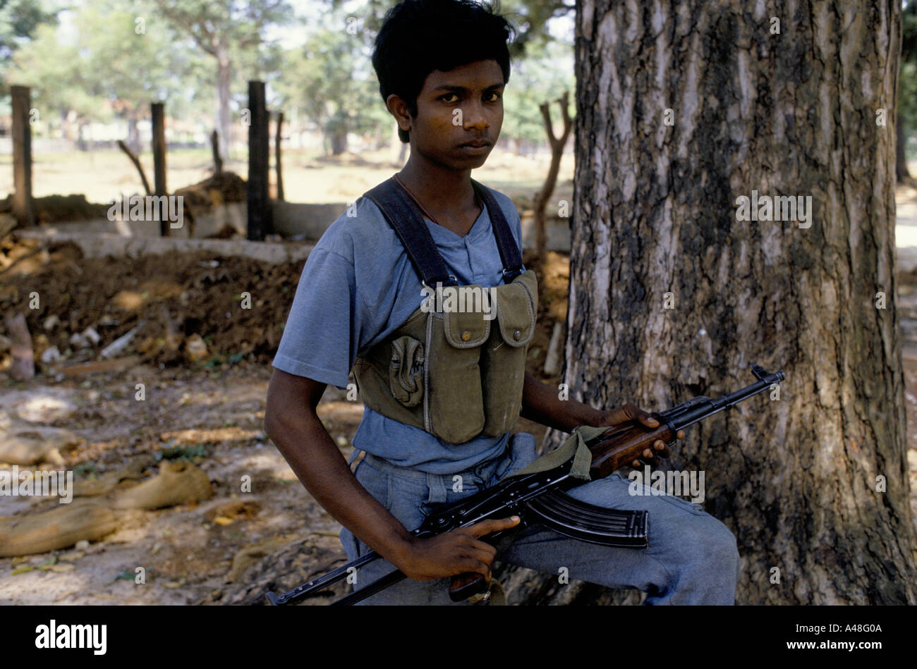14 ans old tamil tiger soldat en périphérie de la ville de Jaffna, Sri Lanka , de nombreux tiger combattants sont entre 12 et 14 ans Banque D'Images