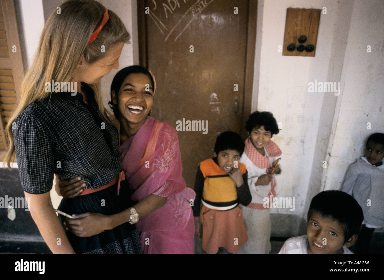 Ancienne hôtesse de l'air de British Airways à l'orphelinat pat kerr bangladais dont elle devient présidente d'honneur Banque D'Images