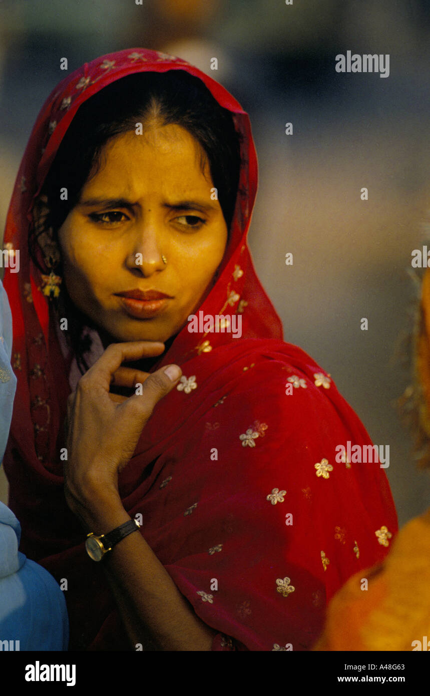 Visage de femme indienne de basse caste en Inde lors d'une fête foraine dans east Delhi 1990 Banque D'Images