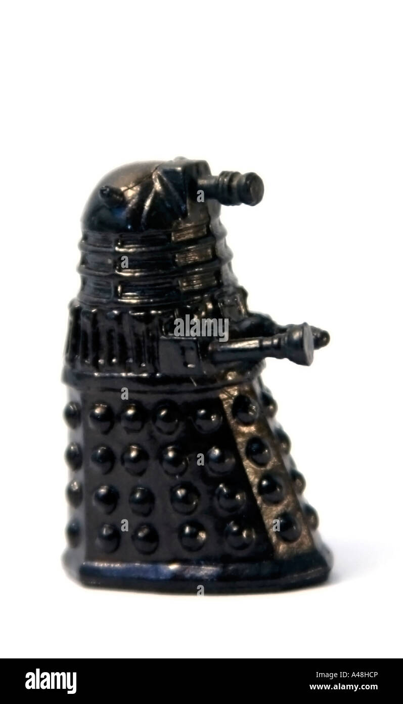 Un modèle de Dalek noir sur fond blanc Banque D'Images