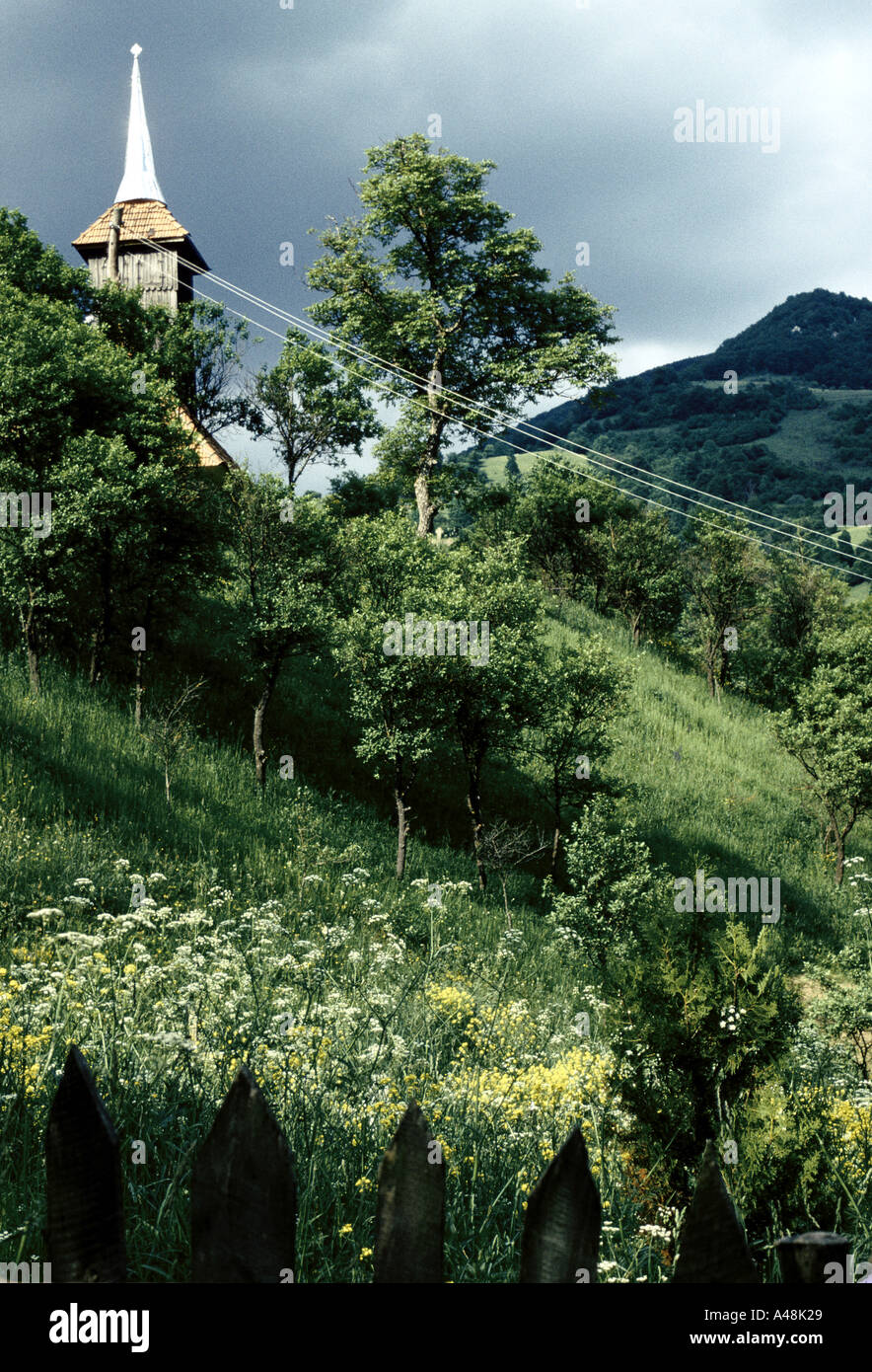 La Transylvanie Roumanie église en bois avec spire métallique sur la colline près de Cluj, 1998 Banque D'Images