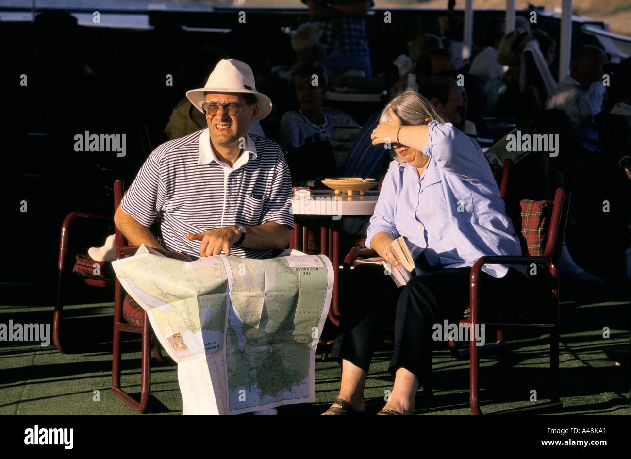 Les touristes sur un bateau de croisière sur le nil l'étude d'une carte de l'Egypte Banque D'Images