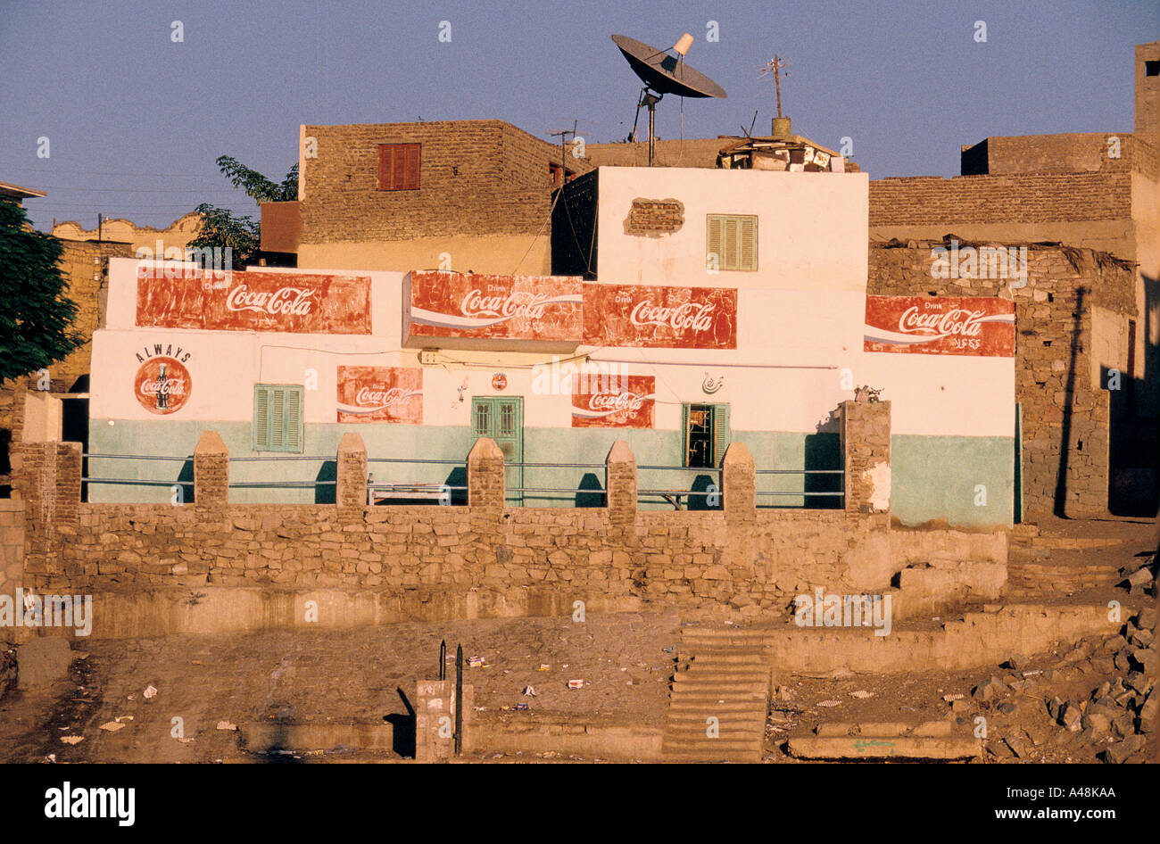 Coca cola signes sur un bâtiment par la rivière , aswan , Egypte Banque D'Images