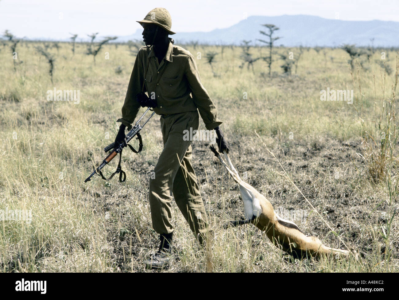 Soldat de l'armée de libération du Soudan avec une antilope morts après une expédition de chasse Banque D'Images
