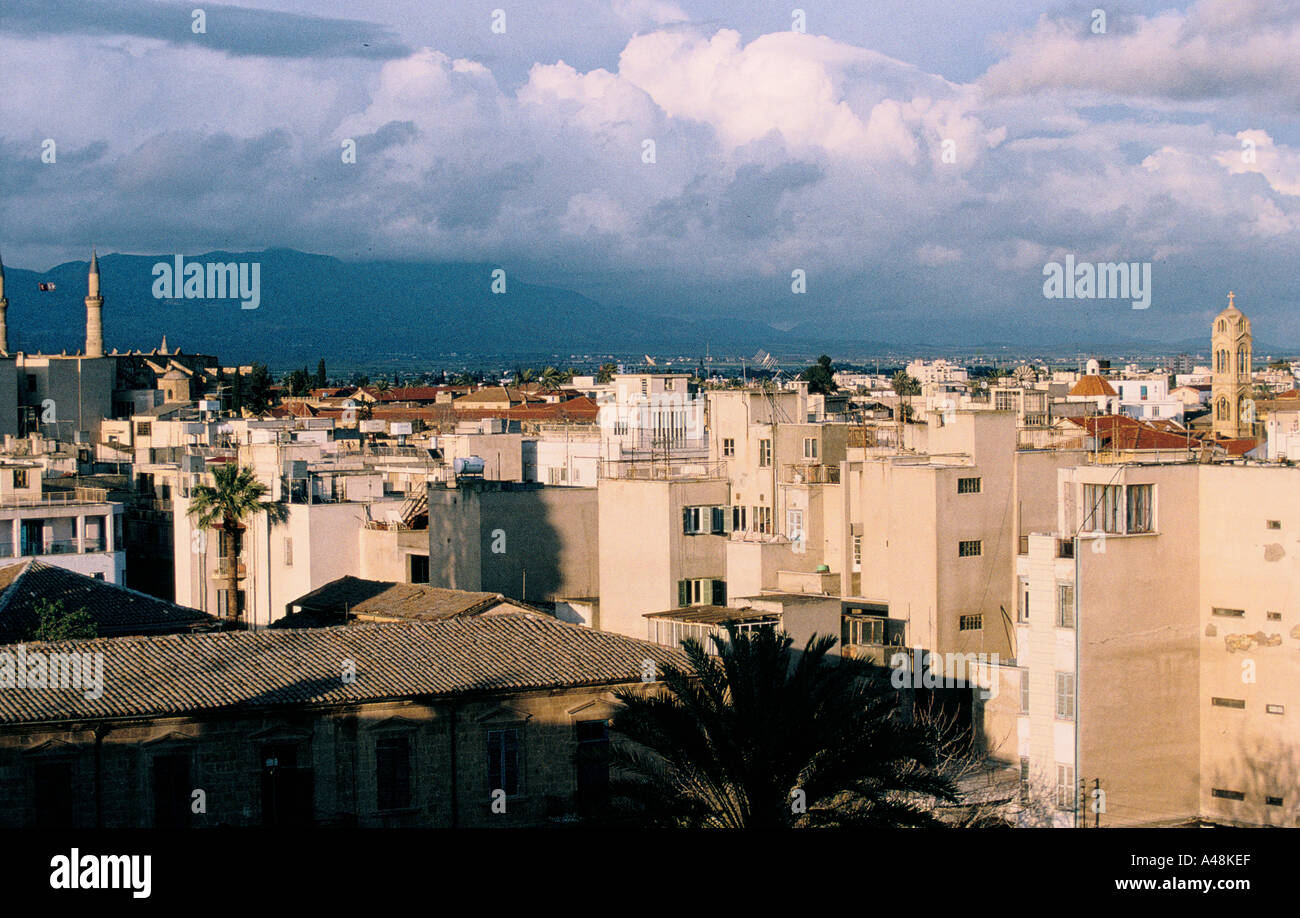 Recherche à travers le nord de Nicosie depuis la tour d'observation en magasin Woolworths en grec partie sud de Nicosie Chypre Banque D'Images