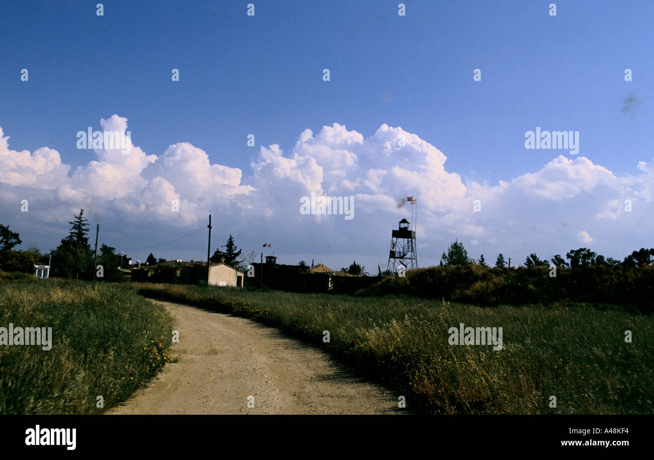 Une route sans terre qui divise le mans nord et le sud et le nord et le sud de Nicosie Chypre Banque D'Images