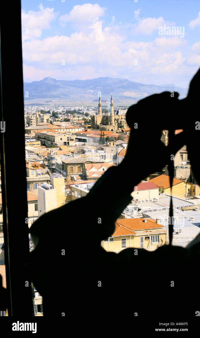 Un chypriote grec à la recherche à Chypre du Nord depuis la tour d'observation en magasin Woolworths en grec Nicosie. Chypre Grec Banque D'Images