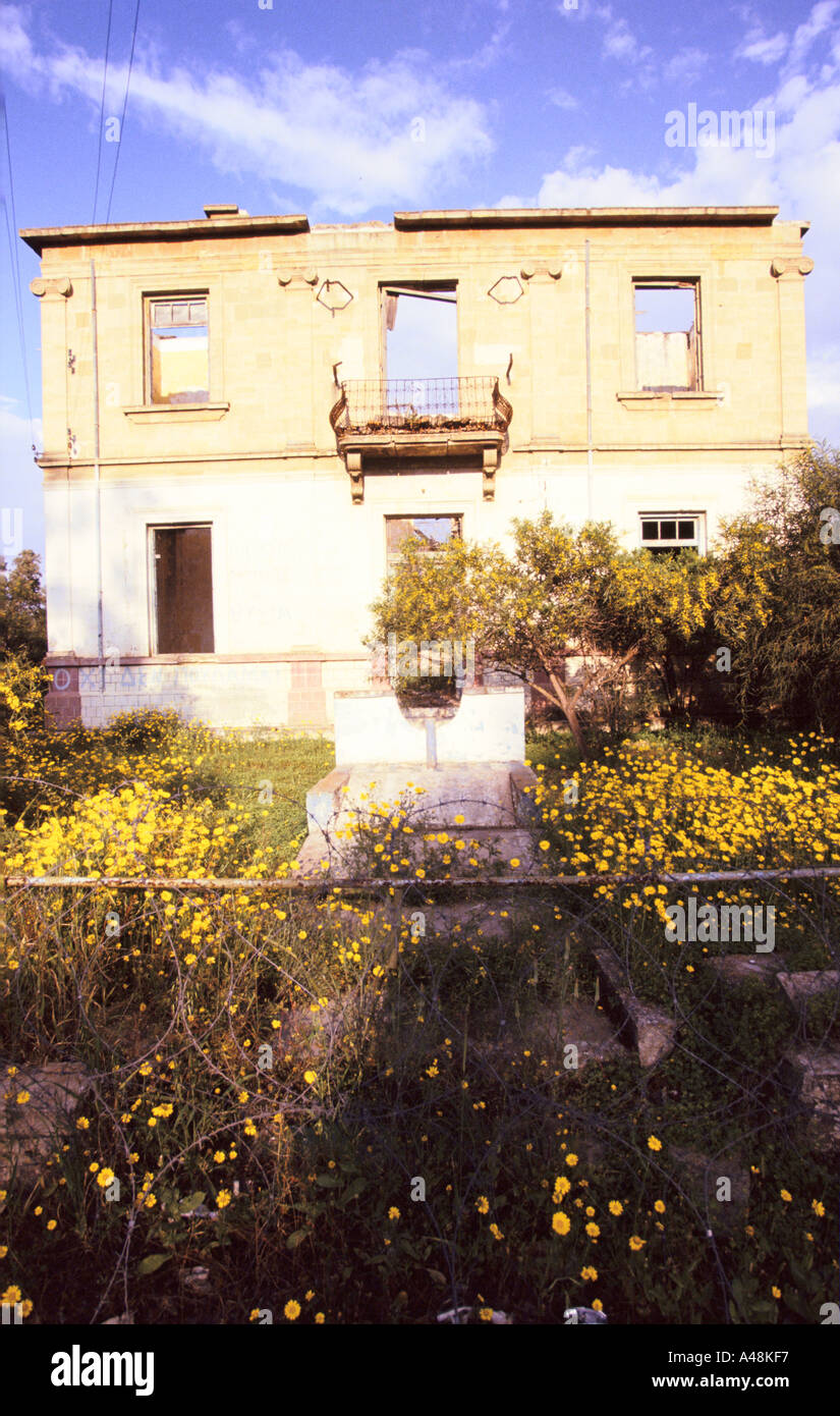 Villa abandonnée en aucune man's land entre le nord et le sud Nicosie Banque D'Images