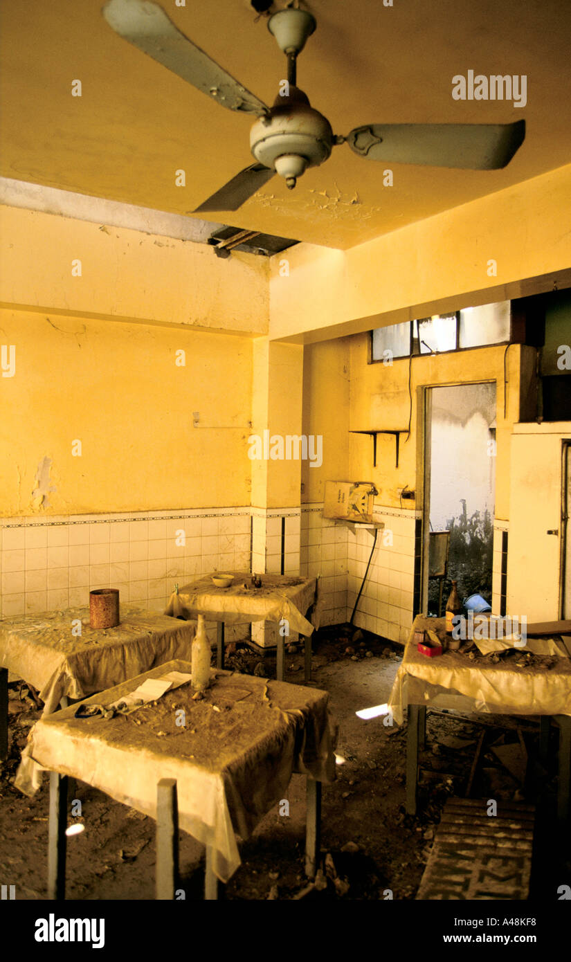 Intact depuis 1974 un café abandonné dans aucune zone neutre située entre le nord et le sud , Nicosie Chypre Banque D'Images