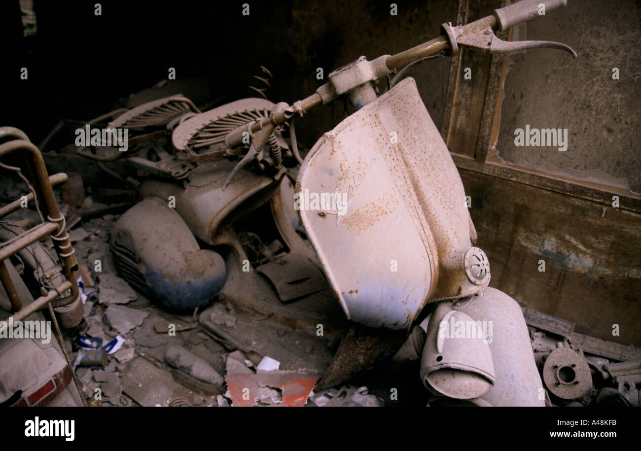 Un vieux vespa qui a été abandonné dans le nomans land entre le nord et le sud pendant la guerre civile de Nicosie en 1974 Banque D'Images