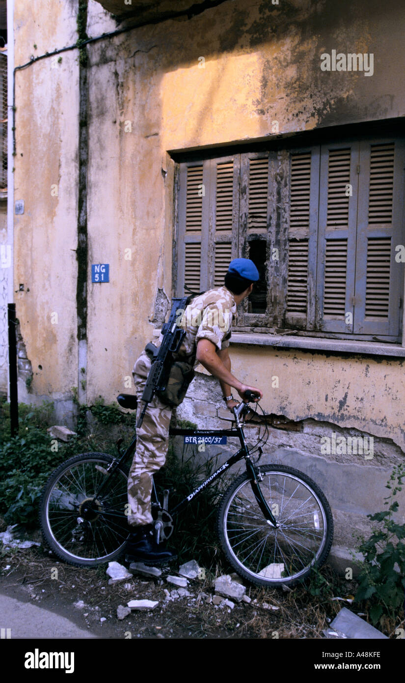 Des soldats britanniques du Royal Artillery Regiment sur les patrouilleurs de l'ONU dans la zone tampon sur son vélo Banque D'Images