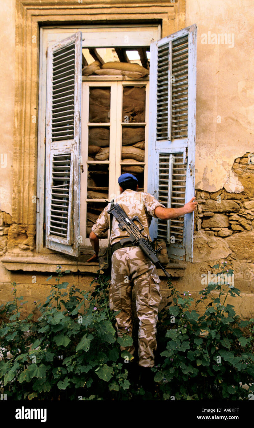 Des soldats britanniques du Royal Artillery Regiment sur les patrouilleurs de l'ONU dans la zone tampon Banque D'Images