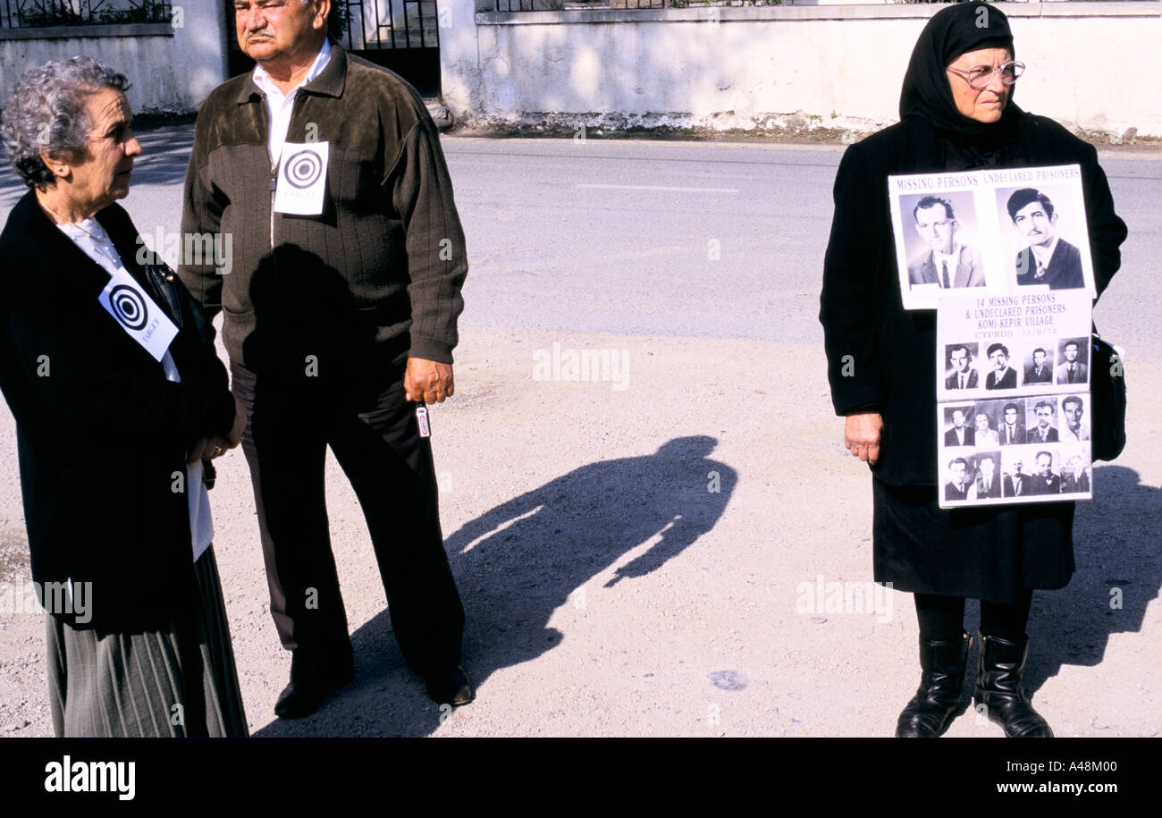 Femmes mères et sœurs des hommes qui ont disparu à la guerre civile en 1974 le mont d'une veillée chaque semaine Nicosia Chypre Grec Banque D'Images