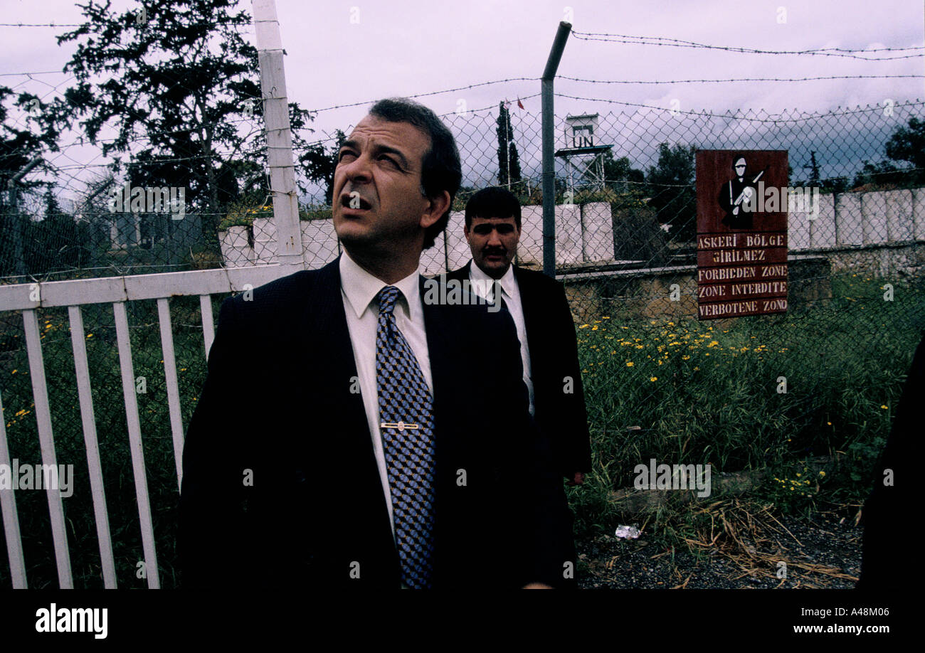 Monsieur le maire de Semi Bora nord de Nicosie turque l'inspection de la frontière le grec sont de la ville Banque D'Images